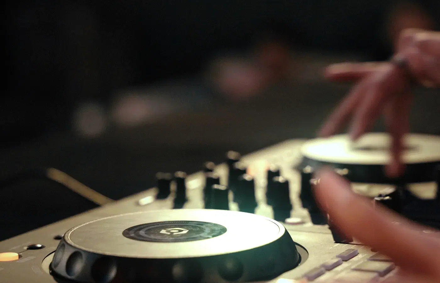 Estudios de Carrera de DJ de Música Urbana
